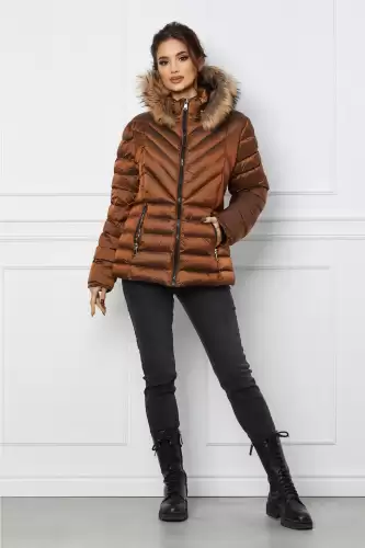 Geaca scurta maro cu blanita naturala la gluga