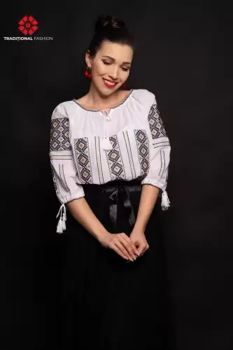 Ie alba Andra cu romburi aurii brodate