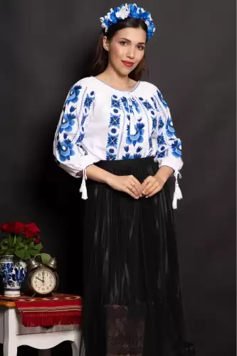 Ie alba dama Oliviana cu broderie albastra