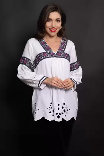 Ie alba din vascoza cu broderie perforata si trandafiri mov