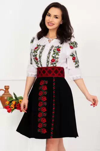 Ie brodata traditionala Tamara cu motivul trandafirului