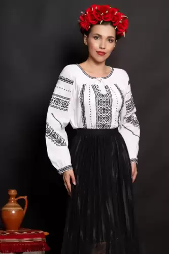 Ie dama alba din bumbac Margarita cu simboluri populare brodate