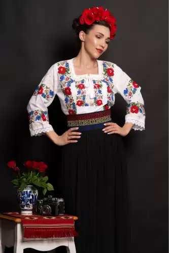 Ie dama alba Luminita cu flori de mac brodate