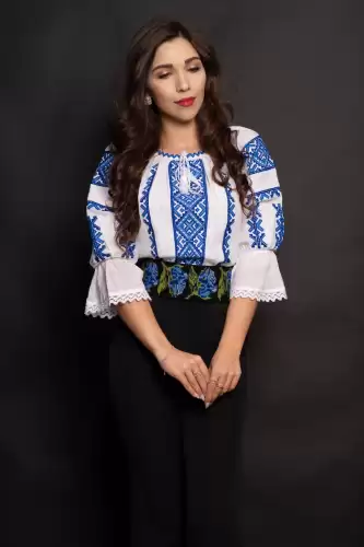 Ie dama Catrina cu broderie albastra cu motivul rombului