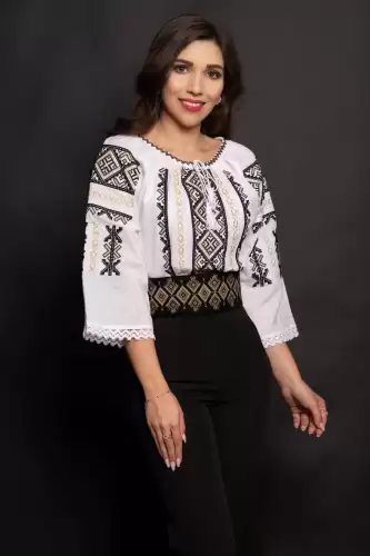 Ie dama Catrina cu broderie neagra in romburi si fir aurit