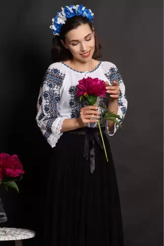 Ie dama din bumbac Niculina cu broderie bleu si simbolul rombului