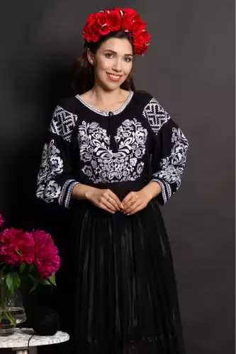 Ie dama neagra traditionala din vascoza Marisol cu lalele brodate