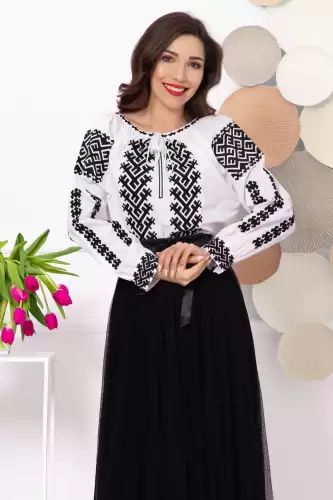 Ie dama traditionala Agata brodata cu motive geometrice