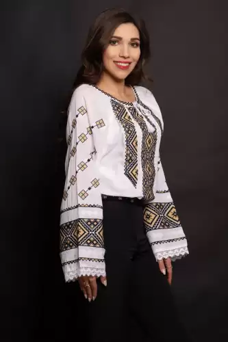 Ie dama traditionala alba brodata cu simbolui rombului