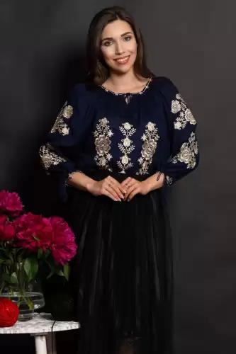 Ie dama traditionala bleumarin Lucretia cu flori bej brodate