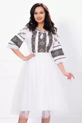 Ie dama traditionala din bumbac brodata cu simbolui rombului