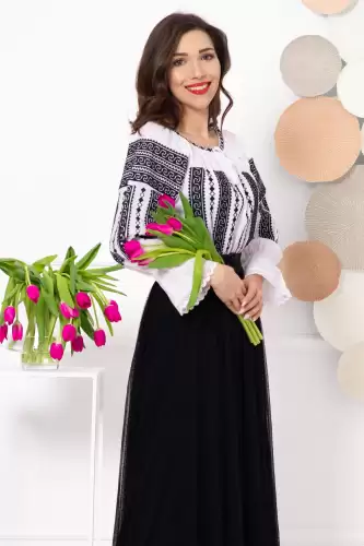Ie dama traditionala Doinita cu broderie neagra si maneca clopot