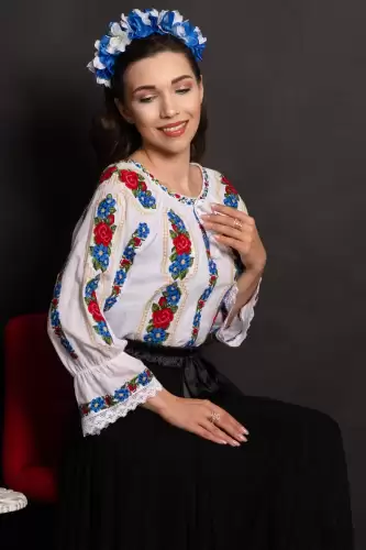 Ie dama traditionala Felicidad din bumbac cu trandafiri rosii si albastri