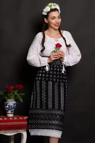 Ie dama traditionala Iunia cu broderie argintie