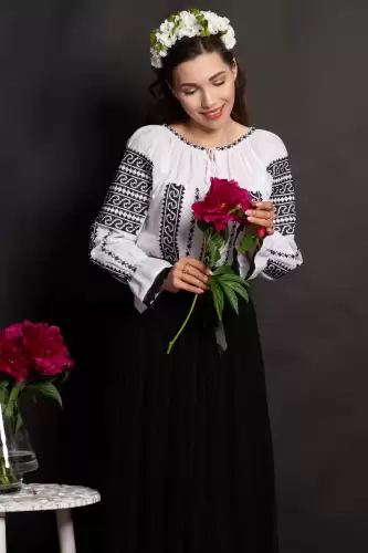 Ie dama transilvaneana Isaura cu broderie traditionala