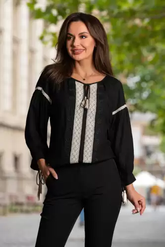 Ie neagra traditionala cu benzi din broderie macrame