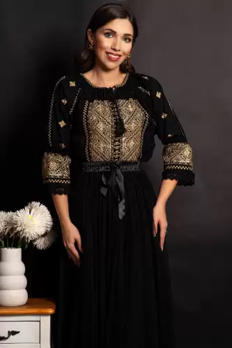 Ie neagra traditionala din bumbac Sarai cu broderie aurie si paiete discrete
