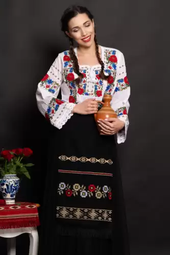 Ie populara Bucovineana cu flori de bujor brodate