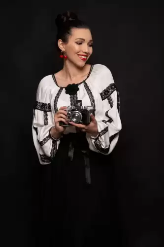 Ie stilizata alba cu broderie neagra aplicata si floare 3D