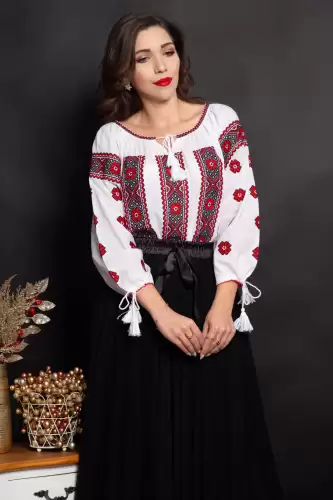 Ie traditionala alba Claudia din bumbac cu broderie de inspiratie folclorica