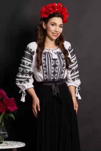 Ie traditionala alba Delfina din bumbac cu broderie neagra