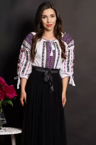 Ie traditionala alba din bumbac Consuelo cu broderie mov si simbolul rombului