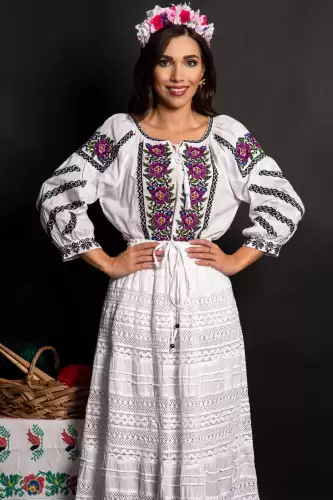 Ie traditionala alba din bumbac Florina cu trandafiri mov brodati