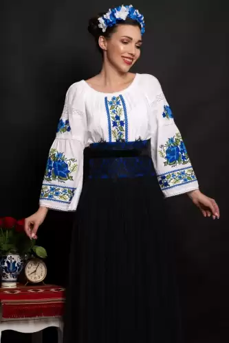 Ie traditionala alba Lioara cu maneca clopot si trandafiri albastri brodati