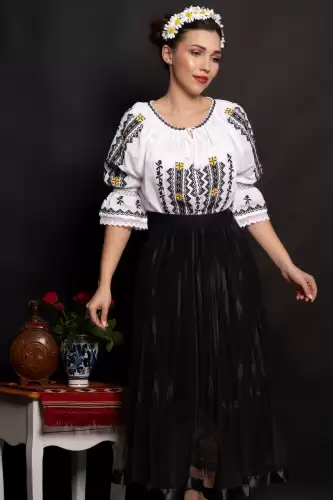 Ie traditionala alba Magdalena cu simbolul crucii brodat