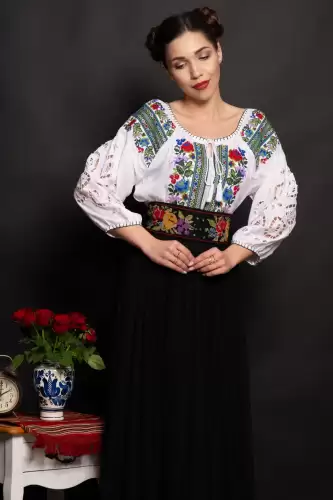 Ie traditionala alba Stefania cu maneci perforate si broderie florala