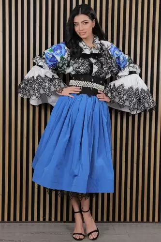 Ie traditionala Albastru de Vis cu volane ample si dantela pretioasa