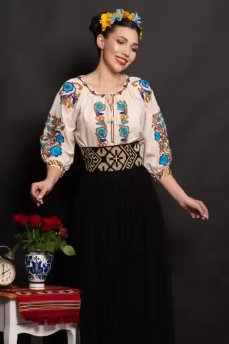 Ie traditionala bej Ozana cu flori albastre brodate