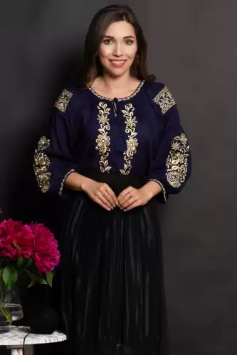 Ie traditionala bleumarin din vascoza Lena cu flori brodate