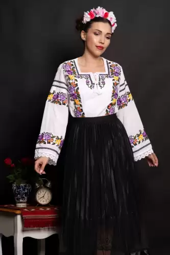 Ie traditionala Bucovineana cu anemone brodate