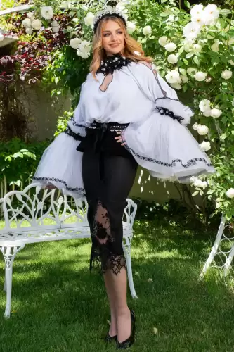 Ie traditionala Clar de Luna cu perle cusute manual si dantela macramé