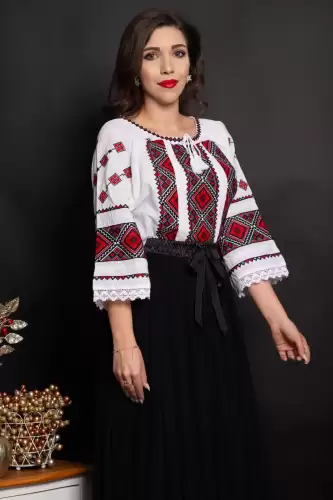 Ie traditionala Consuela alba brodata cu motivul rombului