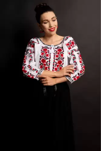 Ie traditionala dama alba cu trandafiri brodati