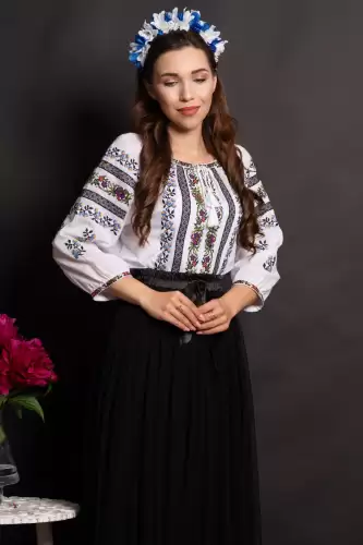 Ie traditionala dama Fabiana brodata cu trandafiri mov si floricele bleu