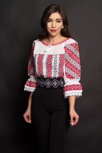 Ie traditionala dama Greta cu broderie bogata rosie geometrica