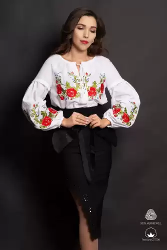 Ie traditionala din bumbac alb cu trandafiri rosii brodati pe maneci si bust