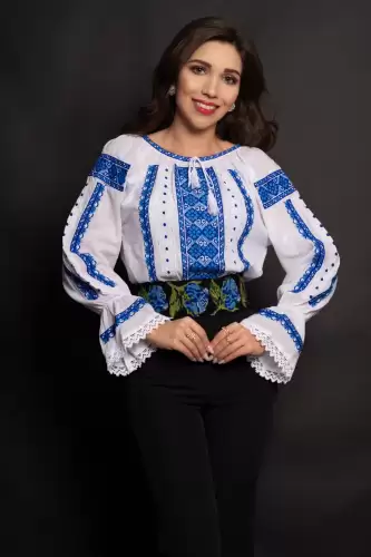 Ie traditionala din bumbac alba cu broderie albastra cu motive geometrice