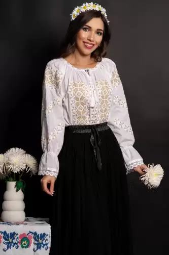 Ie traditionala din bumbac Steluta cu simbolul fulgului de nea cusut cu fir auriu