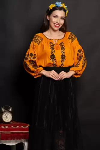 Ie traditionala galbena din vascoza Lena cu flori brodate