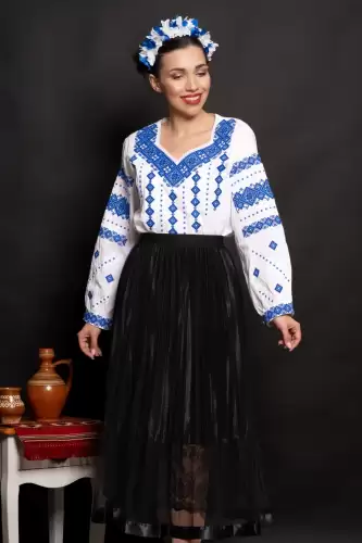 Ie traditionala Lacramioara alba cu broderie albastra cu motivul rombului