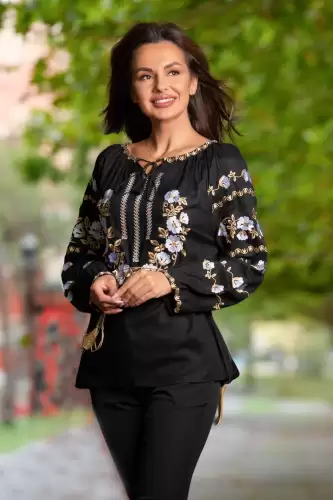 Ie traditionala neagra cu flori brodate si snur auriu