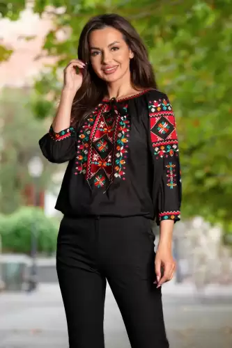 Ie traditionala neagra din vascoza cu broderie viu colorata