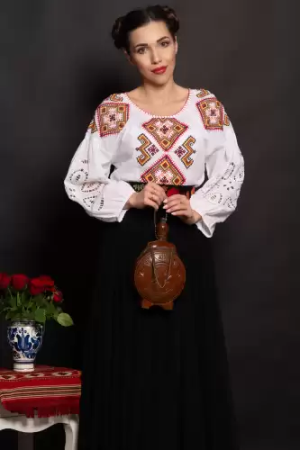 Ie traditionala Pamela cu simbolul rombului si maneci din broderie englezeasca