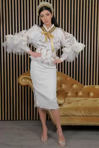 Ie traditionala Regina de Lumina cu volane si aplicatii din dantela