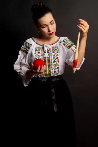 Ie traditionala romaneasca cu broderie multicolora