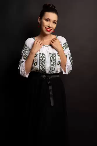 Ie traditionala romaneasca cu broderie verde in simbolul crucii